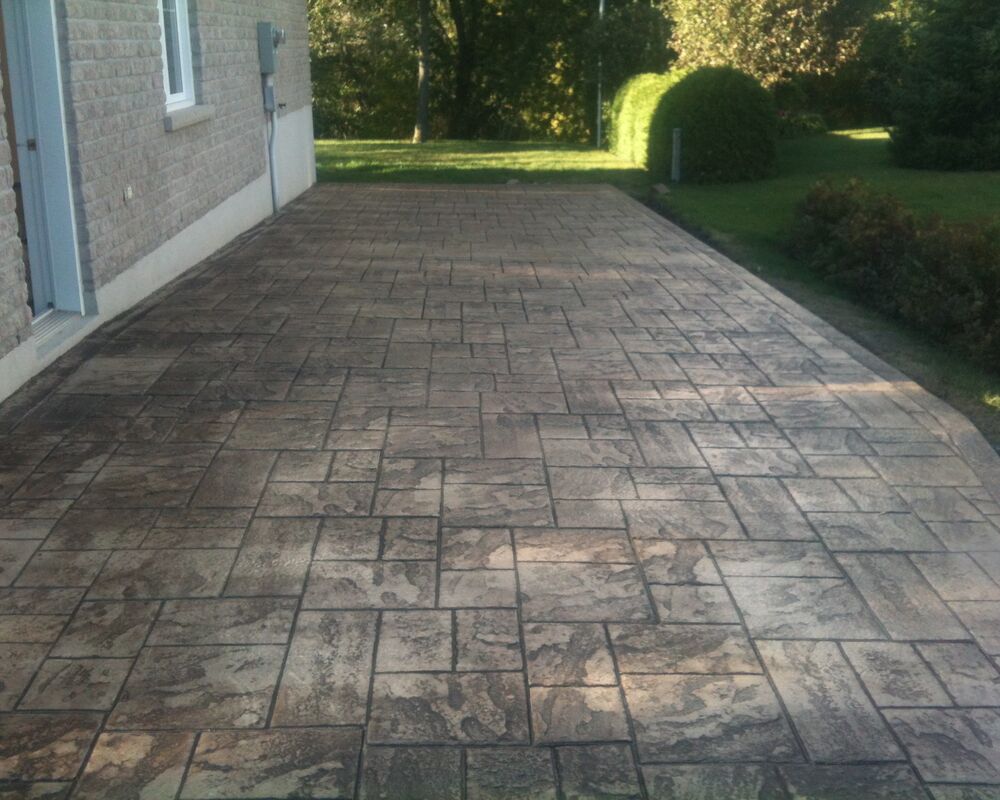 Aménagement cour arrière avec patio béton estampé - Finition Béton Design Trois-Rivières