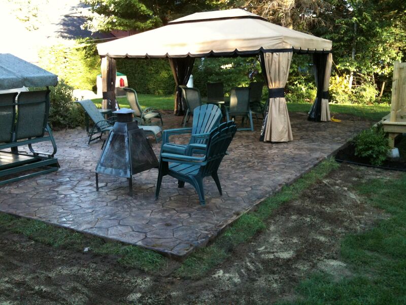 Patio en béton estampé personnalisé avec motifs décoratifs - Finition Béton Design