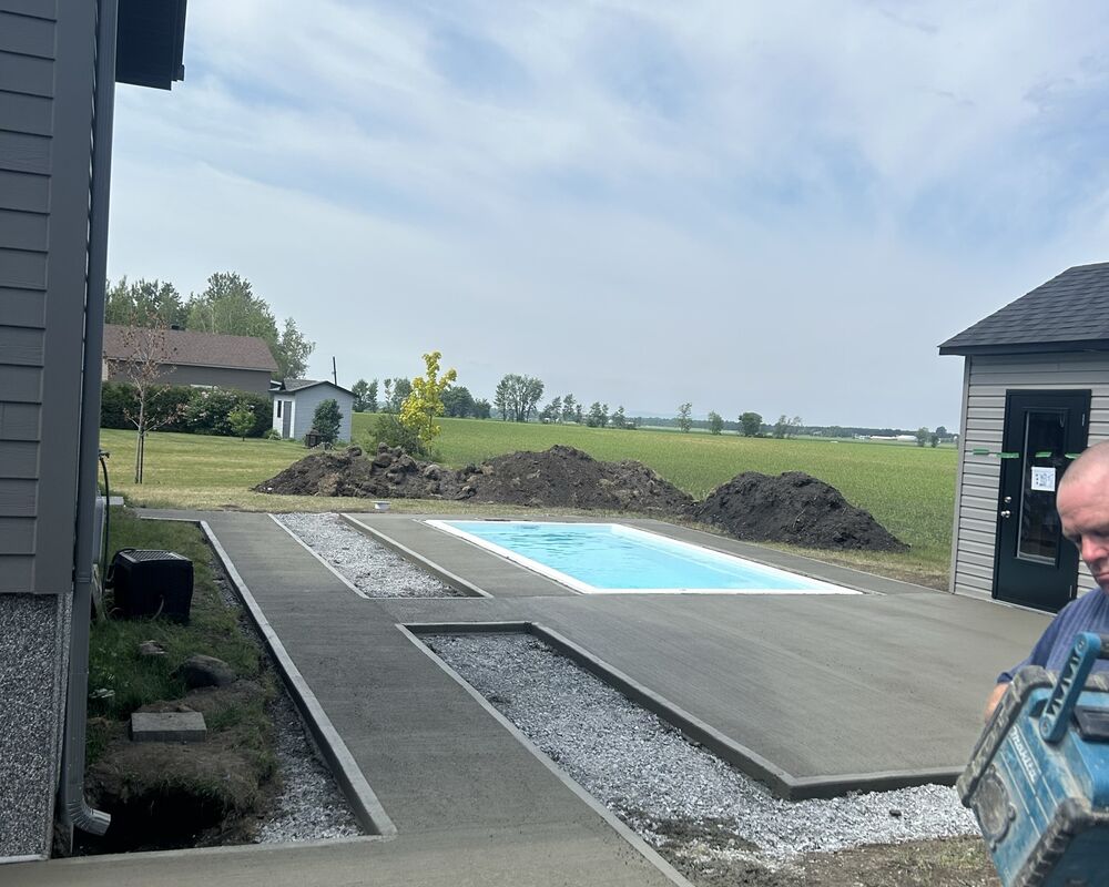 Aménagement piscine avec béton décoratif moderne - Finition Béton Design