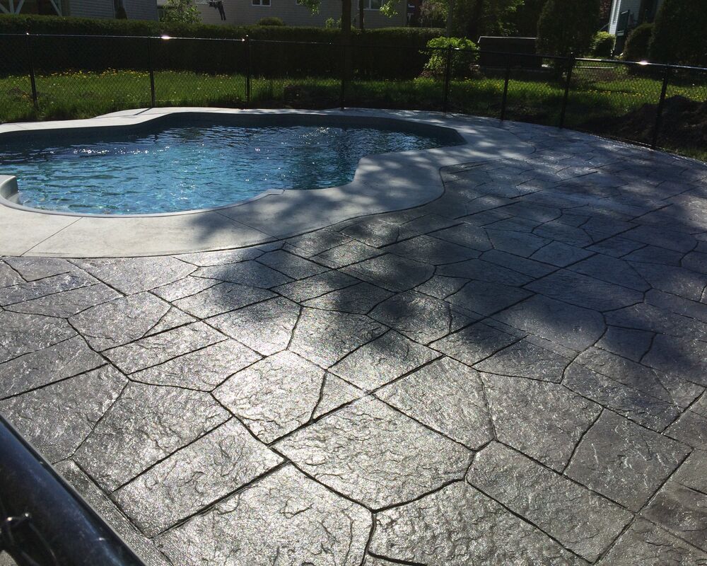 Tour de piscine antidérapant béton estampé - installation professionnelle Québec